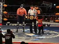 Gürtelpräsentation vor einem Kampf von El Texano Jr. und Blue Demon Jr.