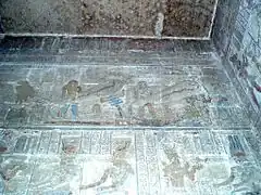 Farbiges Relief im Erdgeschoss