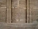 Wadjet auf einem unvollendeten Relief, flankiert vom Rechit-Vogel