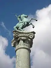 Dragonerdenkmal, Reiter auf Säule