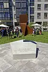 Kauernde, sich aufrichtend (2017), Stahl, Garten MauercaféBerlin