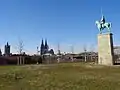 Denkmal 2019 vor dem Stadtpanorama