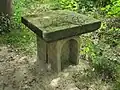 Denkmalfragment im Seifersdorfer Schlossgarten