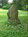 Denkmalfragment im Seifersdorfer Schlossgarten