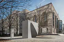 Denkzeichen für die Gründungsväter des Friedrichstadt-Palastes in Berlin-Mitte