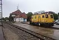 Moderner Turmtriebwagen der Firma Balfour Beatty  am Bahnhof von Denzlingen