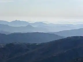 Blick vom 1614 m hohen Hyangjeokbong (향적봉)über die Berggipfel