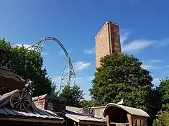 Nachgebauter Turm des Kärnan mit beinhalteter Achterbahn "Der Schwur des Kärnan" im Hansa-Park