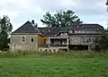 Der Anbau, Westseite, links Übergangsrest zum ehemaligen Herrenhaus