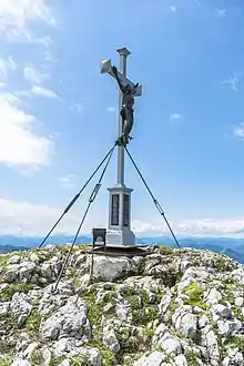 Der Blick auf das Gipfelkreuz auf dem Dürrenstein am Mittag