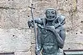 Der Hirte – Steinfigur in der Wehranlage