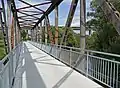 Die zum Radweg umgebaute ehemalige Eisenbahnbrücke bei Gochsen. (Im Hintergrund die Autobahnbrücke der A 81)