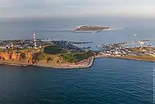Luftbild: gewaltiger Sprengkrater an der Südseite von Helgoland.