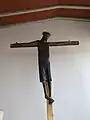 Das Kruzifix der Kirche, das über dem Altar hängt.