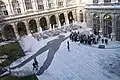 Werk von oben im Innenhof der Uni Wien