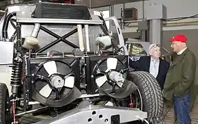 Der hintere Motor mit Hilfsrahmen und den Lüftern
