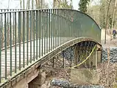 Lavesbrücke mit unterhalb liegendem Linsenträger