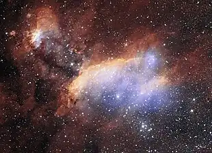Kombination von Aufnahme des VST-Observatoriums der ESO und Aufnahmen mittels Linienfilter, die Emissionen von Sauerstoff und Schwefel hervorheben.