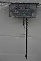 Nachtwächteruhren-Station mit einem an einer Kette hängenden Schlüssel