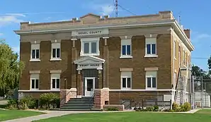 Das Deuel County Courthouse, gelistet im NRHP Nr. 89002239
