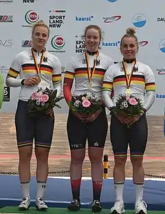 Sandra Hainzl (M.) als deutsche Meisterin imTeamsprint, mit Lea Sophie Friedrich (l.) und Emma Hinze