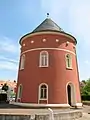 Historischer Wasserturm hinter Hauptgebäude, jetzt Fahrradgarage