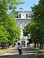 Mittelallee und Hauptgebäude