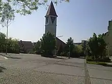 Marktplatz Deutschhofmit St. Maximilian Kolbe
