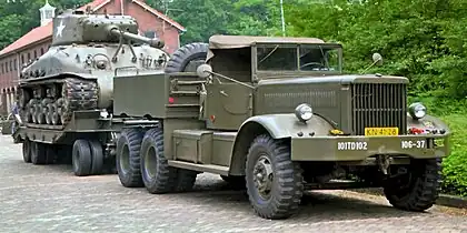 Diamond T M20 mit Panzer M4 Sherman