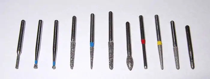 Schleifkörper mit Diamantbelägen für Turbine oder Winkelstück. Die farbigen Ringe markieren die Körnung.
