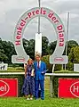 Emily und Georg von Opel, die Besitzer der Siegerin, vor dem Zielpfosten