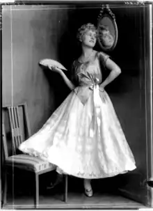 Das Portrait der Tänzerin Dora Kaiser, stehend, vor einem Spiegel. Fotografiert von Madame D'Ora 1916