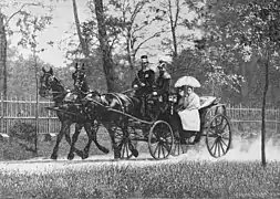 Kaiser Wilhelm und die Großherzogin von Baden im Park von Babelsberg. Nach einer Moment-Photographie von M. Ziedler