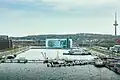 Die Stirnseite der Kieler Förde vom Wasser aus fotografiert.