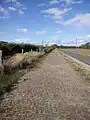 Gerade parallele Streifen (neue Straße daneben)