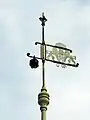 Die Wetterfahne über dem Treppenturm des Seiteneingangs