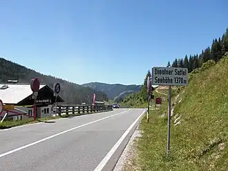 Passhöhe mit Hinweisschild