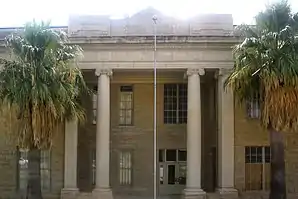 Das Dimmit County Courthouse in Carrizo Springs, gelistet im NRHP mit der Nr. 84001652