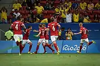 Szene aus dem Vorrundenspiel gegen Südafrika 2016: Der eingewechselte Robert Skov (2. v. r.) bejubelt seinen Siegtreffer in der 69. Minute. Mit ihm jubeln Gomes (4), Børsting (12), Bruun Larsen (10), Maxsø (6) und Jønsson