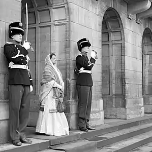 Diplomatische Vertreterin Pakistans in den Niederlanden mit Nerzstola(1958)
