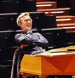 Patrick Hahn dirigiert vom Hammerklavier aus