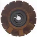 Farbfotografie des Inhalts einer geöffneten Disc-Film Diskette. Die Negative sind um einen schwarzen Kreis angeordnet.