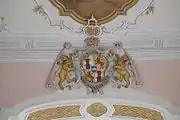 Wappen über dem Chorbogen