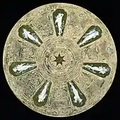 Grün glasierte Platte mit 7 eingelassenen Figuren