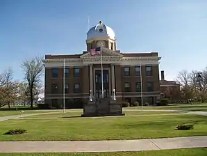 Das Divide County Courthouse (2008) ist einer von fünf Einträgen des Countys im National Register of Historic Places.