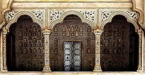 Balkon des Mogul-Kaisers am Diwan-i-Am,  Fort Agra, Indien