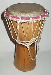 Traditionelle Djembé mit Naturholzkorpus aus Guinea