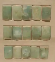 Blaue Fayence-Kacheln aus dem Unterbau der Djoser-Pyramide im Museum of Fine Arts in Boston