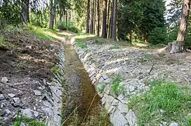Etwa 2 km westlich von Prameny 1)
