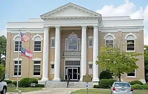 Dodge County Courthouse (2015). Das Courthouse entstand 1908 im Stile des Neoklassizismus. Der Architekt Edward Columbus Hosford erbaute weitere Gerichts- und Verwaltungsgebäude in Georgia, aber auch in Texas und Florida. Im September 1980 wurde das Bauwerk als erstes Objekt im County in das NRHP eingetragen.